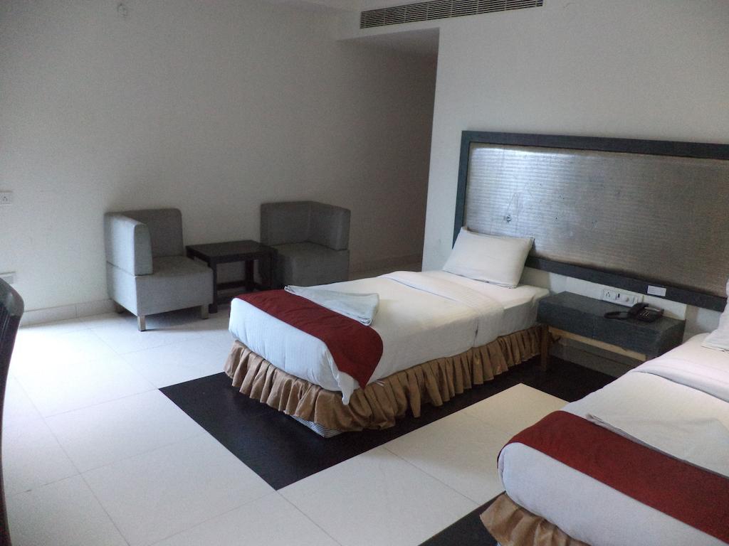 Hotel O Palak Residency Near Erragadda Metro Station Хидерабад Екстериор снимка